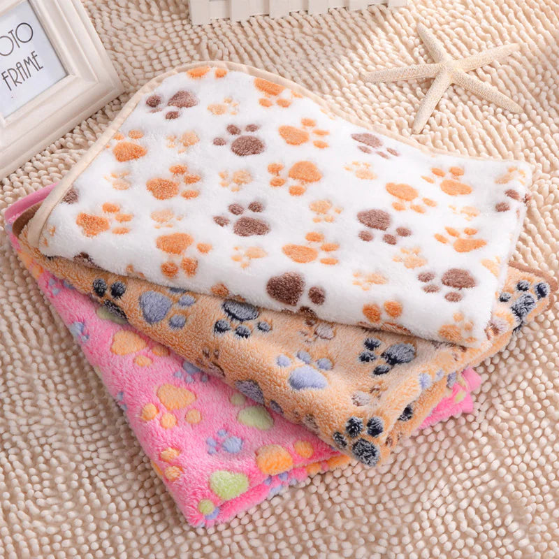Soft fleece pet blanket with colorful paw print design – cozy washable dog blanket and cat blanket for bed, sofa, or travel