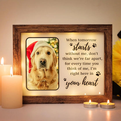 Pet memorial photo frame with a golden retriever in a Santa hat, surrounded by candles, featuring heartfelt message ‘When tomorrow starts without me, I’m right here in your heart’ – remembrance gift for dog lovers